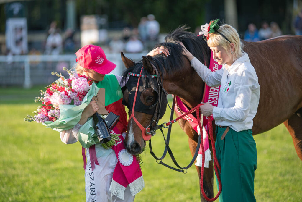 zwyciężczyni gonitwy Women Power Series z koniem na padoku